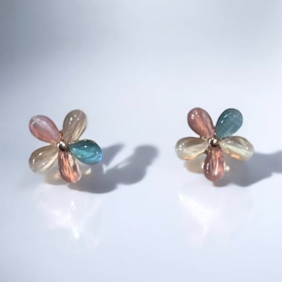Small Stud Floral Earring - Picture 1 of 5